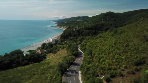 Estrada costeira do mar Negro perto de Sochi. Uma das estradas costeiras mais cénicas do sul da Rússia . — Vídeo de Stock