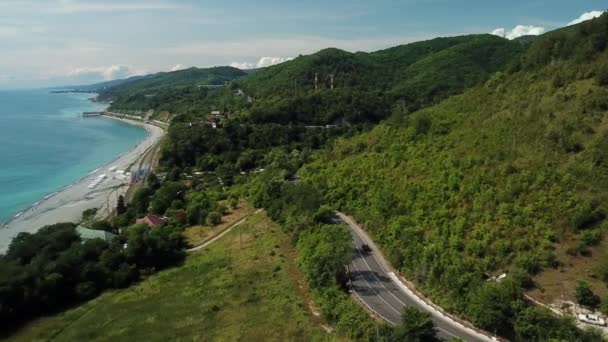 Luchtfoto van de kustweg in de buurt van Sochi. Een van de meest schilderachtige kustwegen in Zuid-Rusland. — Stockvideo