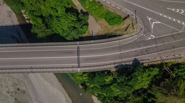 正上方视图 - 桥上与汽车的交通 — 图库照片