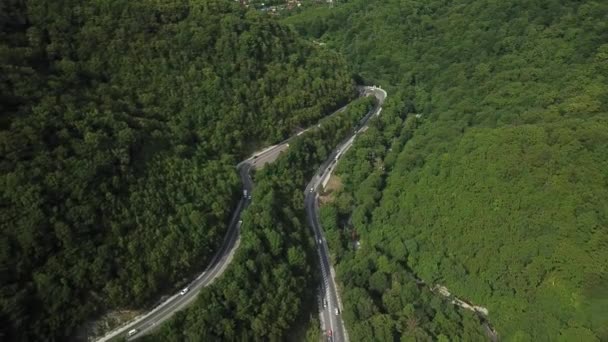 Drones Eye View-curve bergweg in Rusland. — Stockvideo