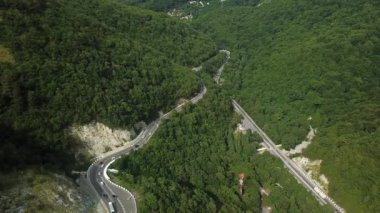 Drones Eye View - doğal eğri dağ yolu