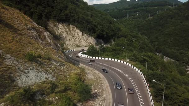 Estrada de montanha sinuosa na Rússia, Cáucaso — Vídeo de Stock