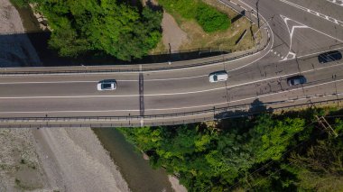 Doğrudan görünümün üstünde - Araba ile köprü yolda trafik