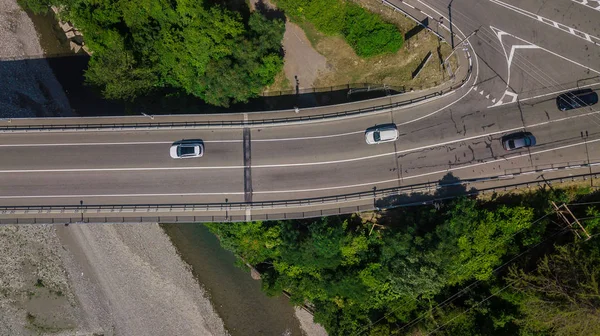 ビューの真上 - 車との橋の道路上のトラフィック — ストック写真