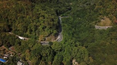 Rusya'da dolambaçlı dağ yolunun havadan görünümü.