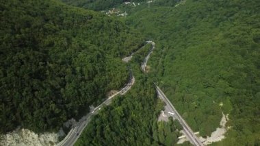 Drones Eye View - Soçi, Rusya'ya giden kırsal dolambaçlı dağ yolu.