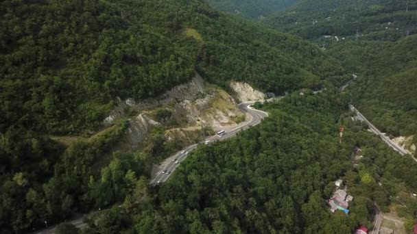 Drones Eye View - estrada sinuosa de cima do passo de montanha alta para Sochi, Rússia . — Vídeo de Stock