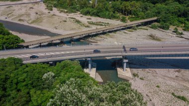 Köprüde trafiğin havadan görünümü, araba ile 2 şeritli yol