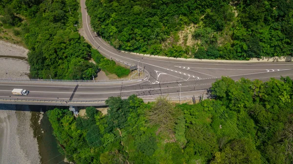 Vista aérea do tráfego na ponte, estrada de 2 faixas com carros — Fotografia de Stock