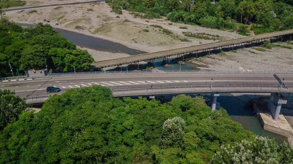 Vue aérienne de la circulation sur le pont, route à 2 voies avec voitures — Photo