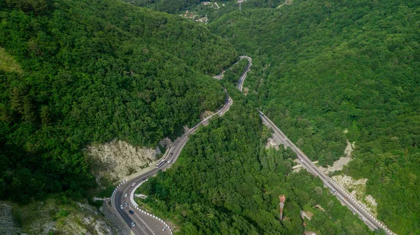 Luchtfoto van drone-serpentine Road, bergpas in Sotsji, Rusland. — Stockfoto