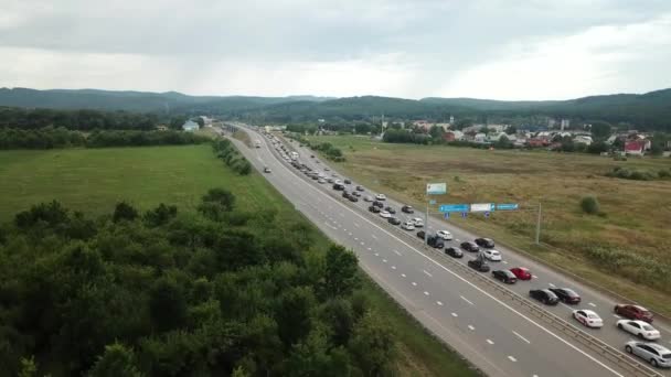 Drone punkt widzenia-widok z lotu ptaka autostrady zajęty godzinach szczytu ciężkich korków drogowych. — Wideo stockowe