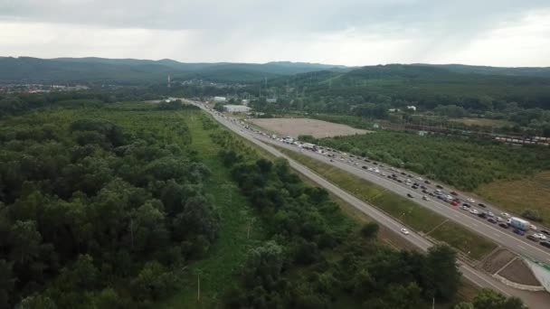 Drone Bakış Noktası - köprü üzerinde, yolda araba ile yoğun saatte trafik. — Stok video