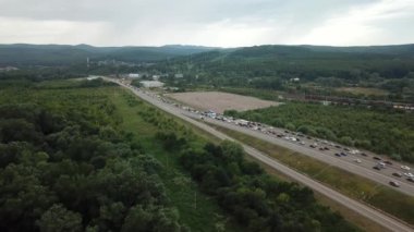 Drone Bakış Noktası - otoban yoğun saat trafik sıkışıklığı karayolu havadan görünümü.