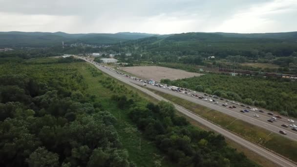 Drone Bakış Noktası - otoban yoğun saat trafik sıkışıklığı karayolu havadan görünümü. — Stok video