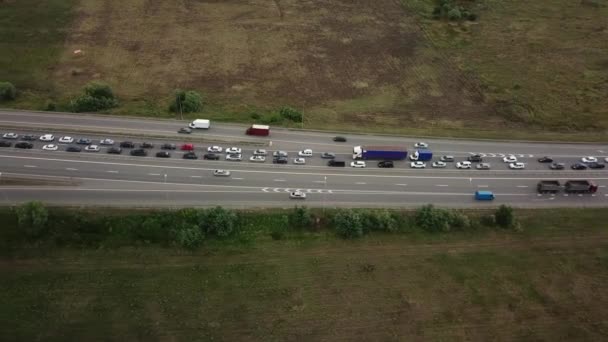 Vista desde arriba de la autopista concurrida hora punta carretera atasco de tráfico pesado . — Vídeo de stock