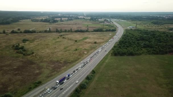 ドローン視点 - 高速道路の忙しいラッシュアワーの航空写真大渋滞高速道路. — ストック動画