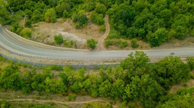 Kırım gezisi: kıvrımlı dağ yolunun üstünden görünümü
