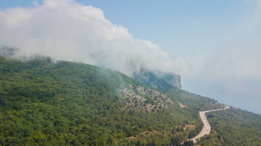 Kırım yolları: yaz günü kıvrımlı dağ yolunun havadan görünümü