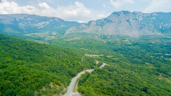 Kırım yolları: yaz günü kıvrımlı dağ yolunun havadan görünümü — Stok fotoğraf