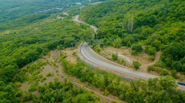 Kırım gezisi: kıvrımlı dağ yolunun üstünden görünümü