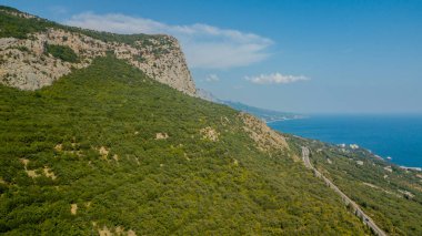 Kırım gezisi: kıvrımlı dağ yolu drone görünümü