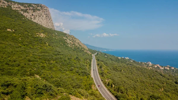 Ομορφιά φύση τοπίο Κριμαία με δενδροδάσος, δρόμοι, οριζόντια φωτογραφία — Φωτογραφία Αρχείου