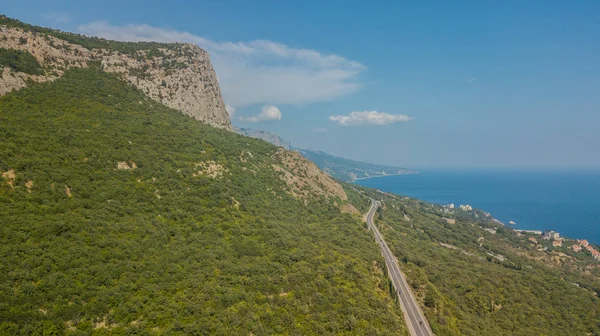 Las carreteras de Crimea: vista aérea de la carretera de montaña con curvas en el día de verano — Foto de Stock