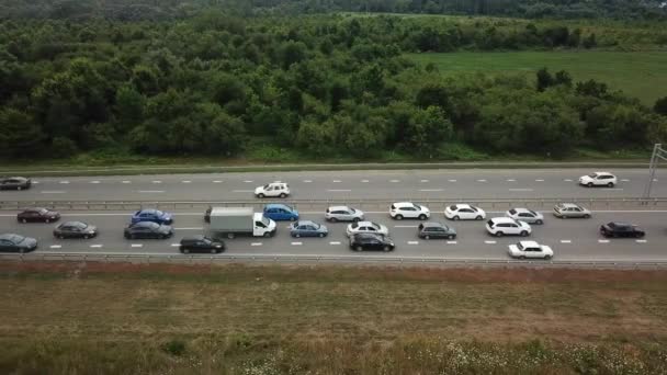 Vista dall'alto verso il basso della superstrada trafficata ora di punta pesante autostrada ingorgo . — Video Stock