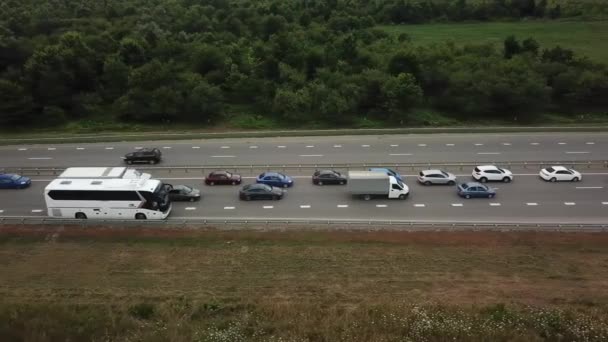 Vista desde arriba de la autopista concurrida hora punta carretera atasco de tráfico pesado . — Vídeos de Stock