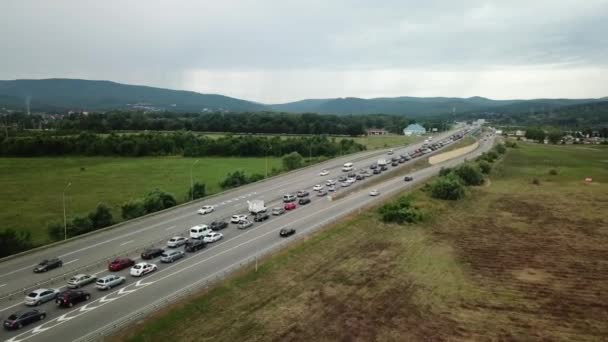 드론 관점 - 고속도로 바쁜 러시 아워 교통 체증 고속도로의 공중보기. — 비디오