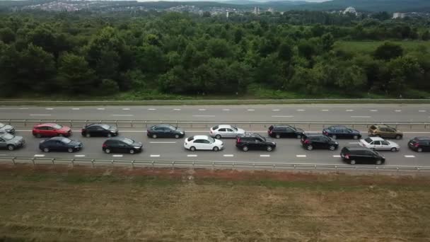 Visão de cima para baixo da estrada de congestionamento de hora de ponta . — Vídeo de Stock