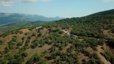 Drones Eye View - Kırım'a yüksek dağ geçidinden dolambaçlı yol. Büyük yolculuk.