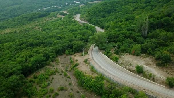 Drones Eye View - estrada sinuosa do passo de montanha alta para a Crimeia. Grande viagem de carro . — Vídeo de Stock