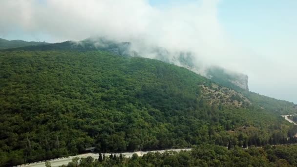 Krim met prachtig uitzicht op de bergen en de snelweg weg tussen de bergen. — Stockvideo
