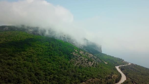 Krím-hegység gyönyörű kilátással a hegyekre és az autópálya a hegyek között. — Stock videók