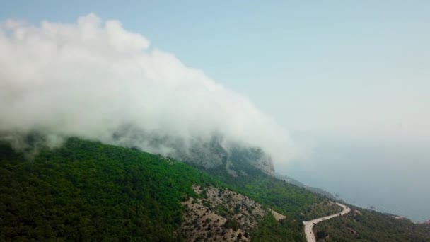 Dağların Güzel Manzarası ve dağlar arasındaki karayolu ile Kırım. — Stok video