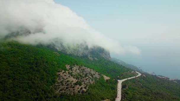 Drones Eye View - sinuoso camino desde el paso de alta montaña a Crimea. Gran viaje por carretera . — Vídeos de Stock