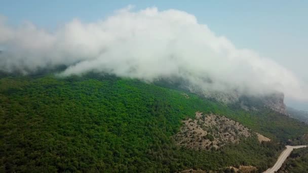 Krym z pięknym widokiem na góry i autostrady drogi między górami. — Wideo stockowe