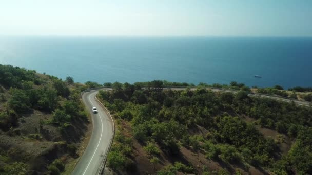 无人机眼景 - 从高山山口到克里米亚的蜿蜒道路。很棒的公路旅行. — 图库视频影像