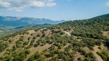 Kırım gezisi: kıvrımlı dağ yolunun üstünden görünümü