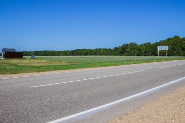 ağaçlar ve mavi gökyüzü ile kırsal alanda yol
