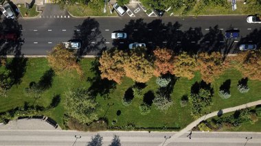 Yukarıdan Şehir yolları - ağustos ayında modern şehir trafik kavşağı