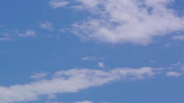 Tiempo-lapso movimiento nubes azul cielo fondo — Vídeos de Stock