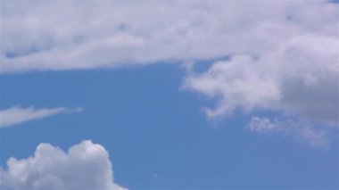 Hızlandırılmış hareket mavi gökyüzü arkaplanını bulutlandırır