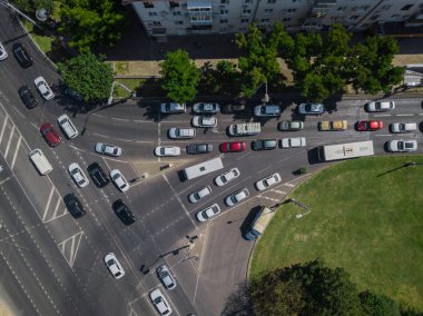 Hava yolu özeti: yoğun saatlerde şehir trafiğinin yukarıdan aşağı görünümü, ulaşım kavramı.