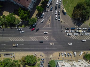 Hava yolu özeti: yoğun saatlerde şehir trafiğinin yukarıdan aşağı görünümü, ulaşım kavramı.