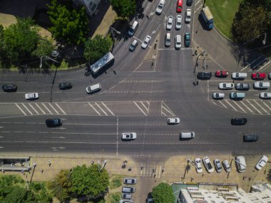Hava yolu özeti: yoğun saatlerde şehir trafiğinin yukarıdan aşağı görünümü, ulaşım kavramı.
