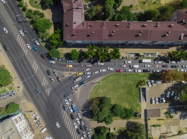 Hava yolu özeti: yoğun saatlerde şehir trafiğinin yukarıdan aşağı görünümü, ulaşım kavramı.