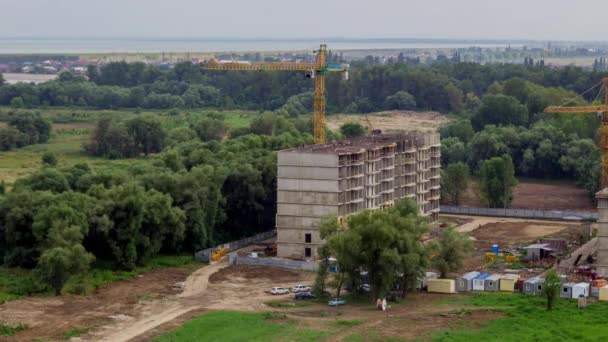 4k timelapse del sitio de construcción. Grúas que trabajan en la construcción . — Vídeos de Stock